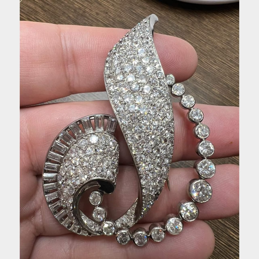 Art Deco Platinum Brooch 17.50 Ct Diamonds F-G VS1-SI1: Art Deco Platinum Brooch 17.50 Ct Diamonds F-G VS1-SI1 This exquisite Art Deco brooch is crafted from platinum and features a stunning arrangement of diamonds totaling 17.50 carats. It showcases 191 E