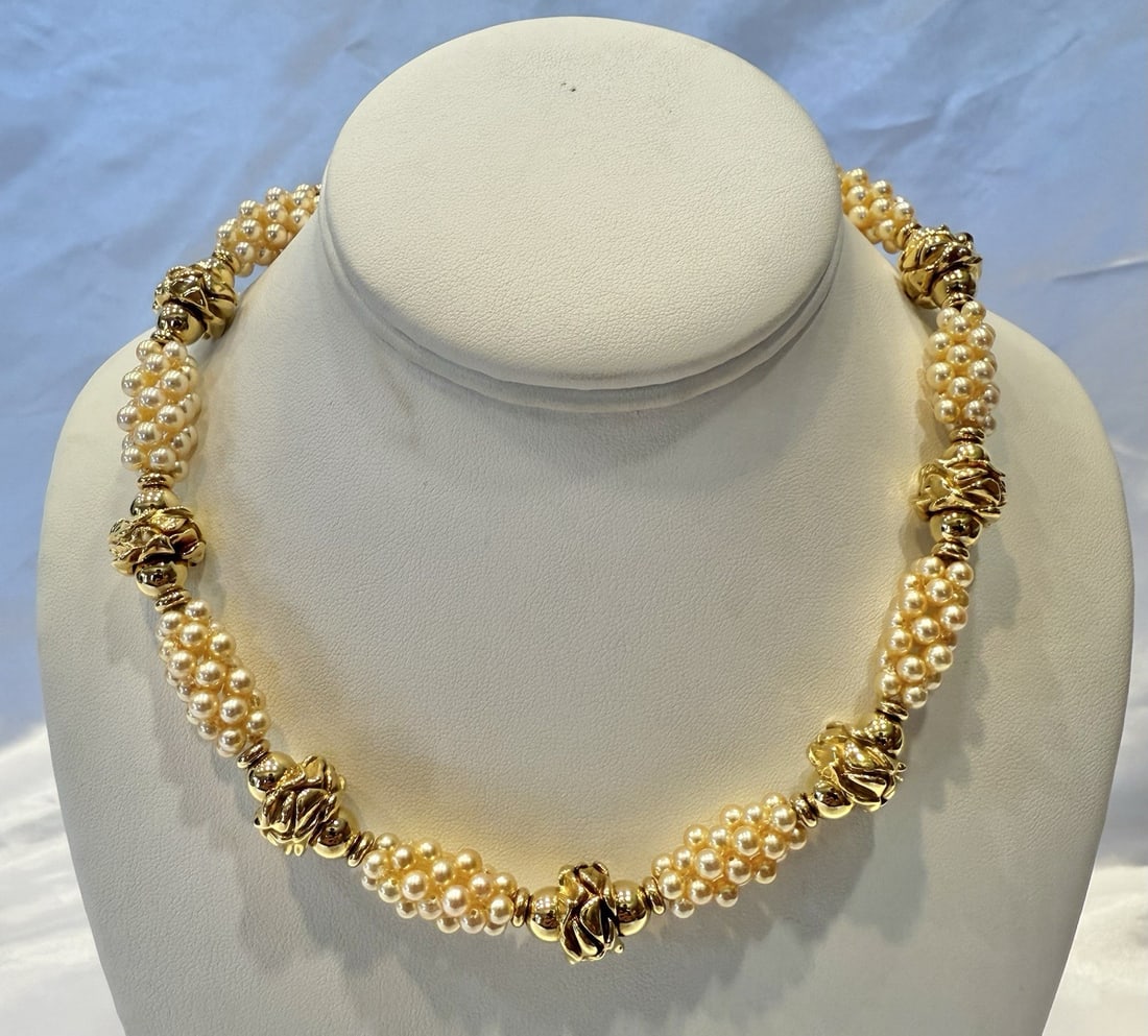 22k Gold Pearl Necklace with 18k Gold Clasp Signed: 22k Gold Pearl Necklace with 18k Gold Clasp Signed Introducing a stunning high karat gold pearl necklace that showcases exceptional craftsmanship and design. This exquisite piece features 22k yellow g