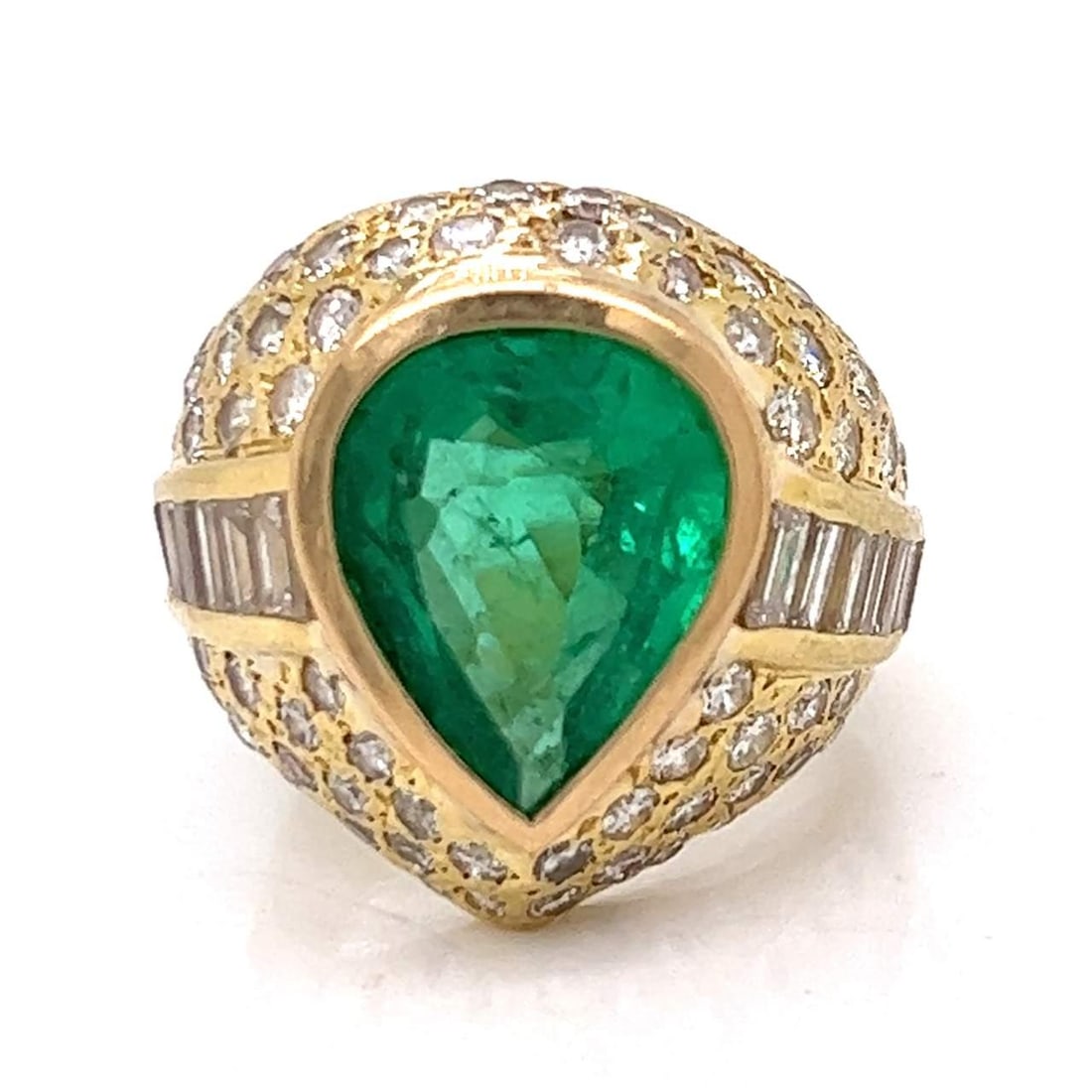 18K Yellow Gold 5.00 Ct Colombian Emerald and 84 Diamonds Ring: 18K Yellow Gold 5.00 Ct Colombian Emerald and 84 Diamonds Ring This stunning Colombian Emerald Ring features a magnificent approximately 5.00 Ct Colombian emerald, expertly set in luxurious 18K yellow