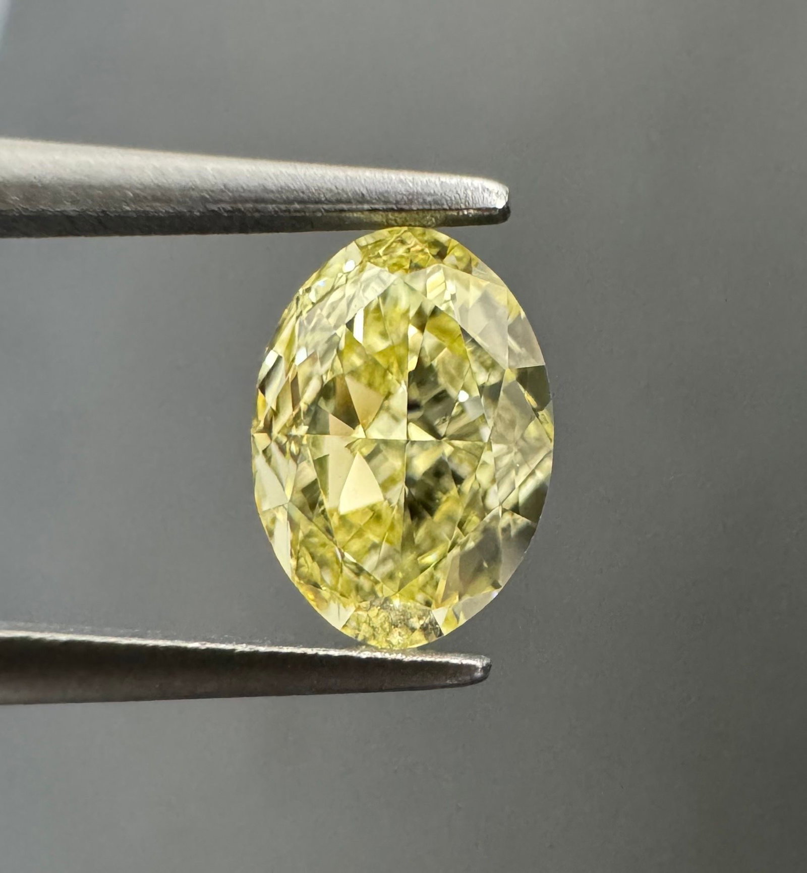 Loose Diamond - OVAL 0.57ct Fancy Light Yellow VS2: Loose Diamond - OVAL 0.57ct Fancy Light Yellow VS2 Source: Natural Shape: OVAL Carats: 0.57 Color: Fancy Light Yellow Certification: GIA Video: