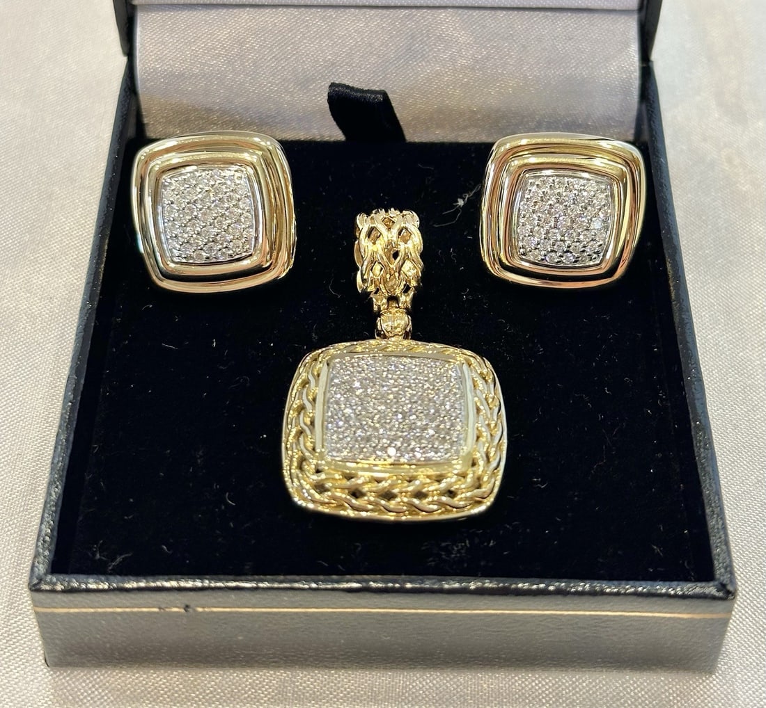 John Hardy 18K Yellow Gold Diamond Pendant and Earrings Jewelry Set: John Hardy 18K Yellow Gold Diamond Pendant and Earrings Jewelry Set This exquisite jewelry set by John Hardy features a stunning pendant and a pair of earrings, all crafted from luxurious 18k yellow g