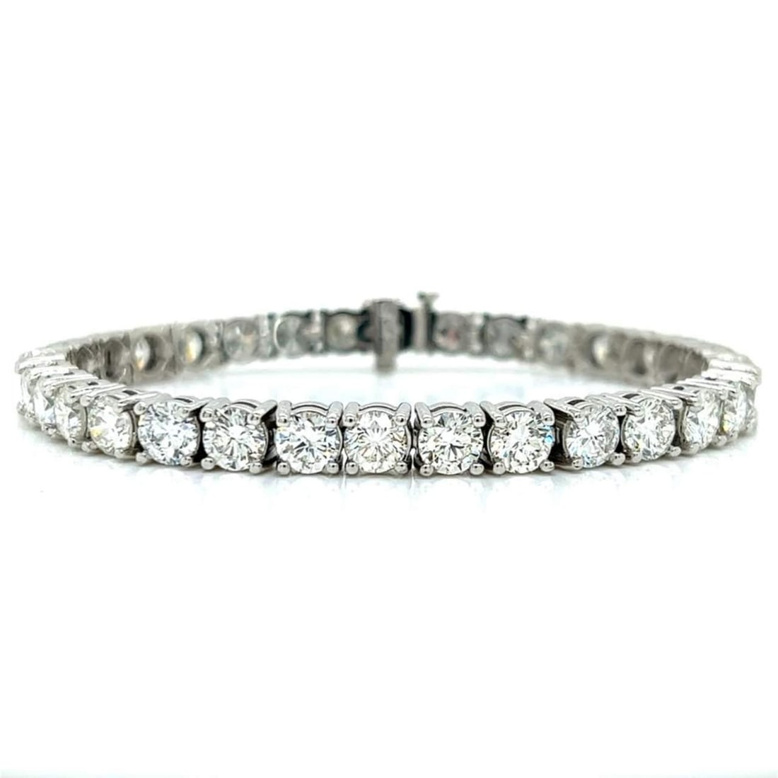 Platinum Diamond Tennis Bracelet 18.00 Ct 32 Diamonds F-H VS1-SI1: Platinum Diamond Tennis Bracelet 18.00 Ct 32 Diamonds F-H VS1-SI1 This exquisite Platinum Diamond Tennis Bracelet features a stunning total diamond weight of approximately 18.00 carats. The bracelet i