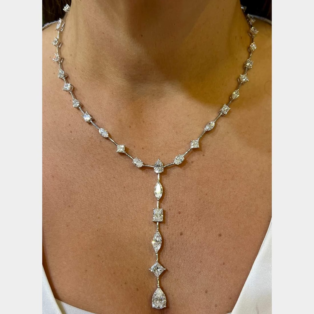 Elegant Platinum Necklace with 39 Diamonds 30.35 Ct E-G VS1-SI2: Elegant Platinum Necklace with 39 Diamonds 30.35 Ct E-G VS1-SI2 This exquisite Platinum Diamond Necklace features a stunning total diamond weight of approximately 30.35 Ct, showcasing 39 dazzling diam