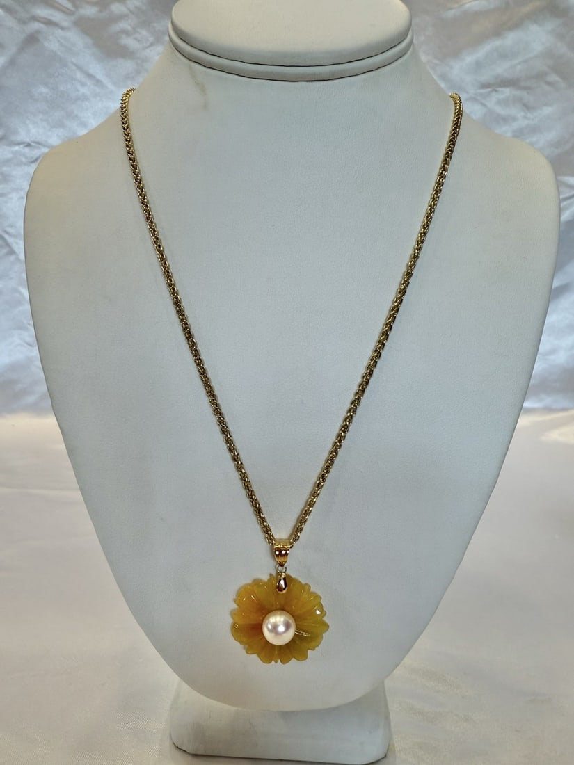 14K Yellow Gold Pearl Jadeite Pendant Necklace Stunning Design: 14K Yellow Gold Pearl Jadeite Pendant Necklace Stunning Design This stunning necklace showcases a beautiful combination of 14k yellow gold, pearl, and jadeite jade. Measuring 23.5 inches in length, it