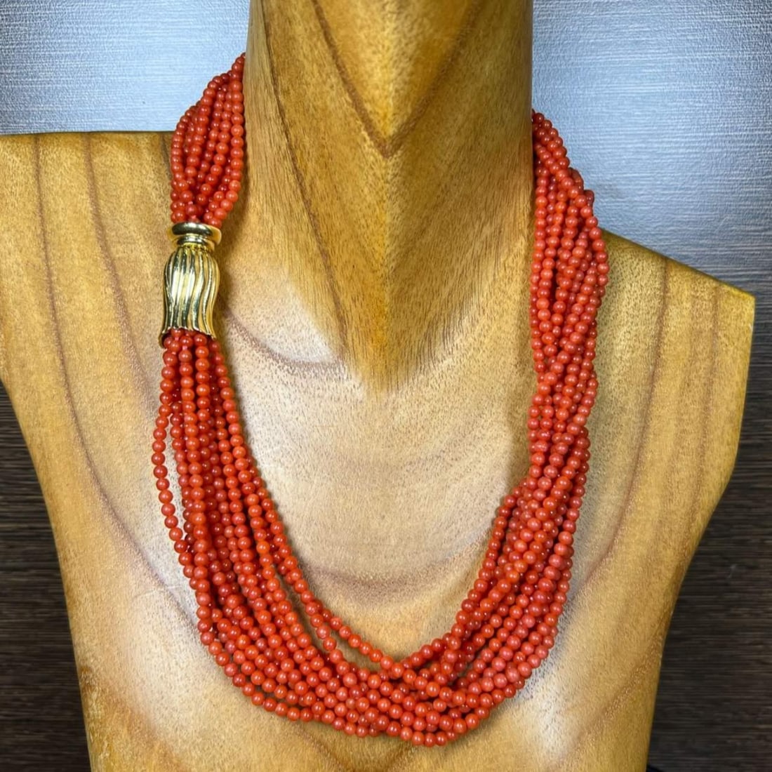 Elegant Italian Coral Necklace with 18K Gold Clasp: Elegant Italian Coral Necklace with 18K Gold Clasp This exquisite Italian coral necklace features a stunning 18K yellow gold clasp, adding a touch of elegance to any outfit. With a length of 18.5 inch