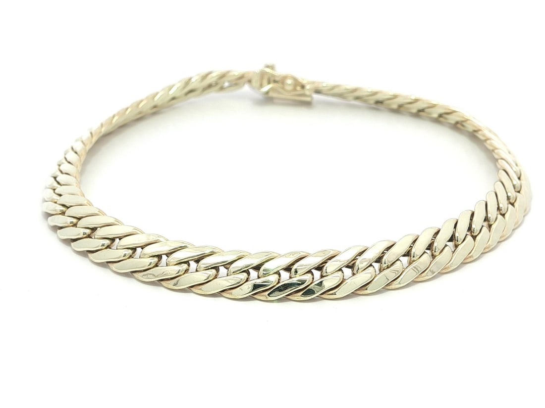 Italian 14k Yellow Gold 7.5 Inch Flat Curb Link Bracelet by UnoAErre: Italian 14k Yellow Gold 7.5 Inch Flat Curb Link Bracelet by UnoAErre This UnoAErre Italian bracelet features a flat curb Cuban link design crafted from solid 14k yellow gold. The bracelet measures 7.5