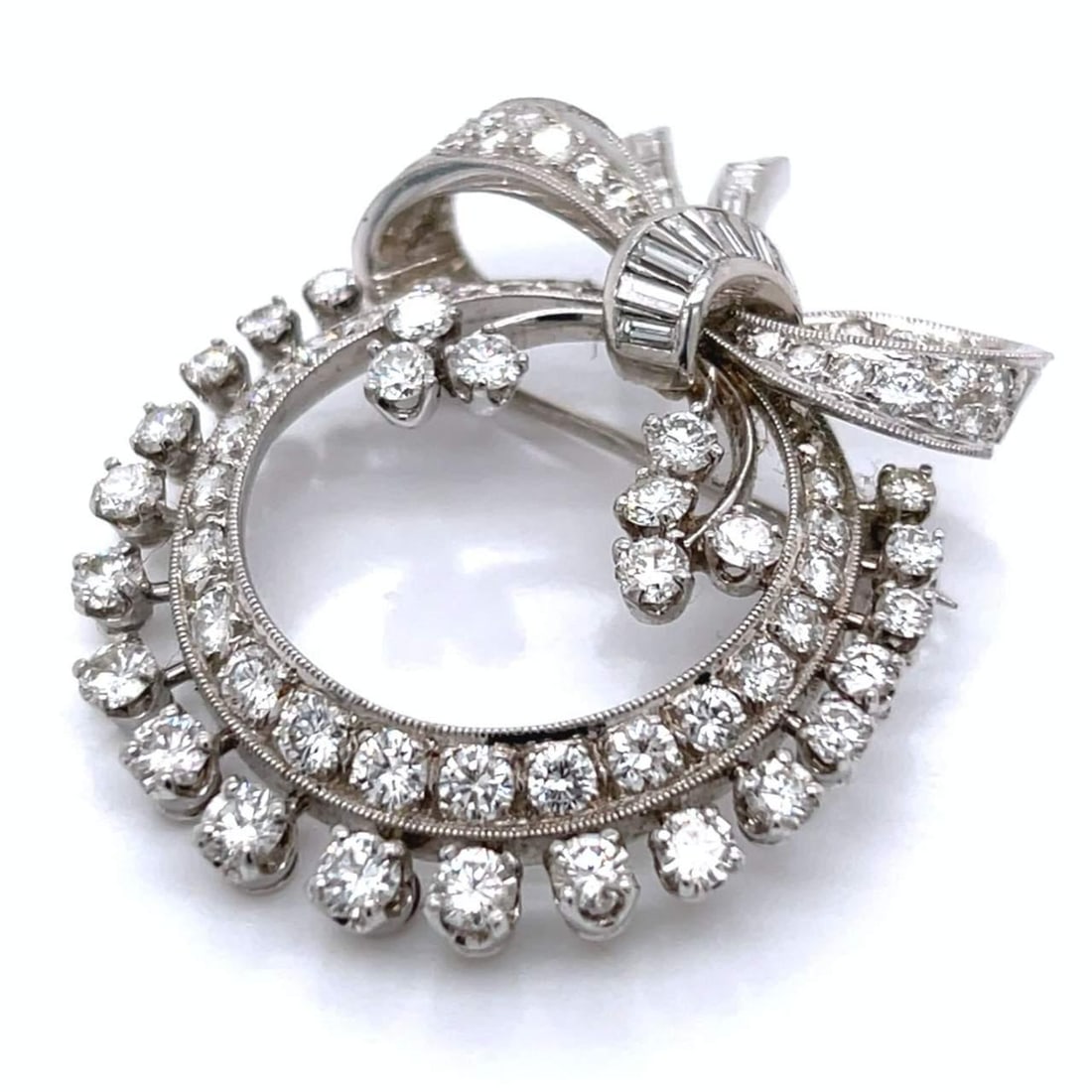 Art Deco Platinum Brooch 5.25 Ct Diamonds 71 Round 13 Baguette: Art Deco Platinum Brooch 5.25 Ct Diamonds 71 Round 13 Baguette This exquisite Art Deco brooch is crafted in platinum and features a stunning total of 5.25 carats of diamonds. It is adorned with 71 rou