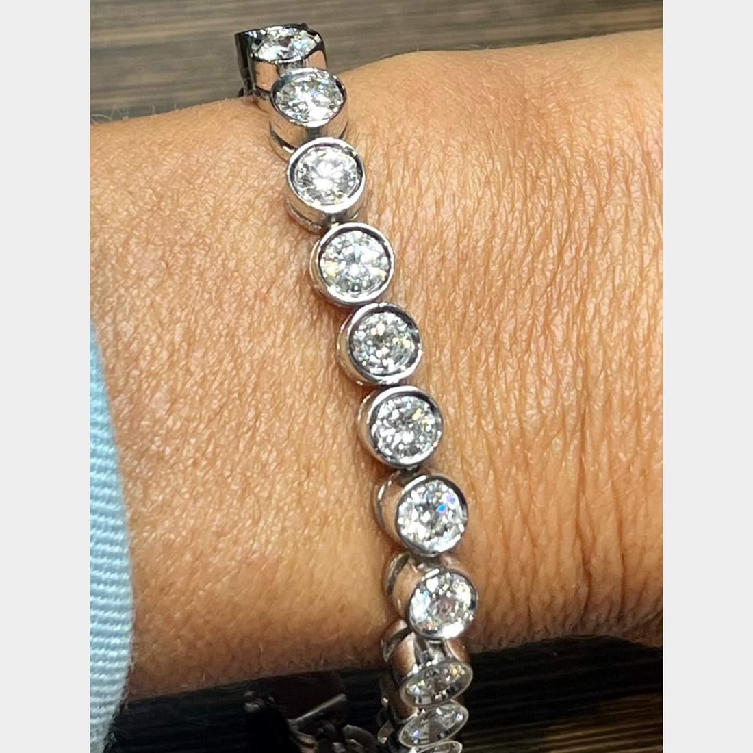 12 Ct Diamond Tennis Bracelet 18K White Gold F-G VS1-VS2: 12 Ct Diamond Tennis Bracelet 18K White Gold F-G VS1-VS2 This exquisite 12.00 Ct diamond tennis bracelet features 25 round diamonds, showcasing a vibrant F-G color and clarity graded between VS1 and V