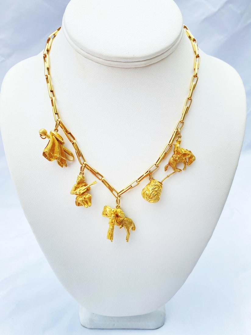 18K Gold Handmade Native Indian Charm Necklace Signed Argentina: 18K Gold Handmade Native Indian Charm Necklace Signed Argentina Discover the exquisite craftsmanship of this handmade Native Indian charm necklace, meticulously crafted from 18K yellow gold. This uniq