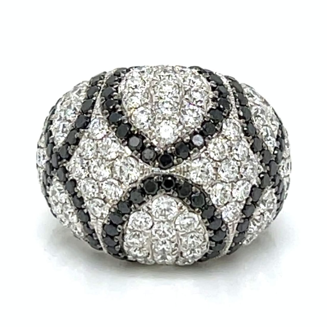 Elegant 18K White Gold Ring with 94 White and 160 Black Diamonds: Elegant 18K White Gold Ring with 94 White and 160 Black Diamonds This stunning 18K White Gold Black Diamond Ring showcases a unique blend of elegance and sophistication. Weighing 14.2 grams, it featur