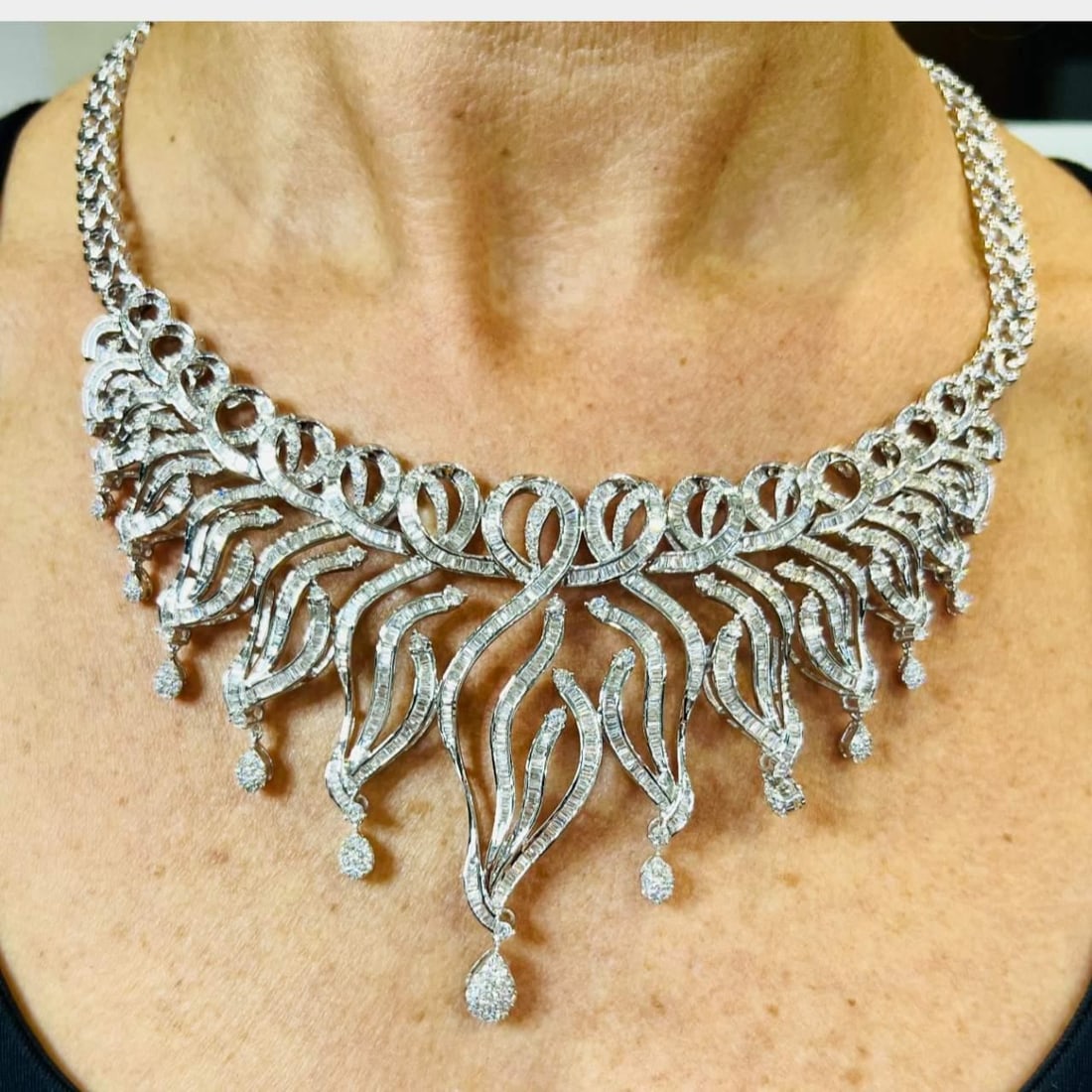 27.50 Ct Diamond Necklace in 18K White Gold with 1520 Diamonds: 27.50 Ct Diamond Necklace in 18K White Gold with 1520 Diamonds This stunning necklace features a total of 27.50 carats of exquisite round diamonds, meticulously set with 1520 individual stones. The di