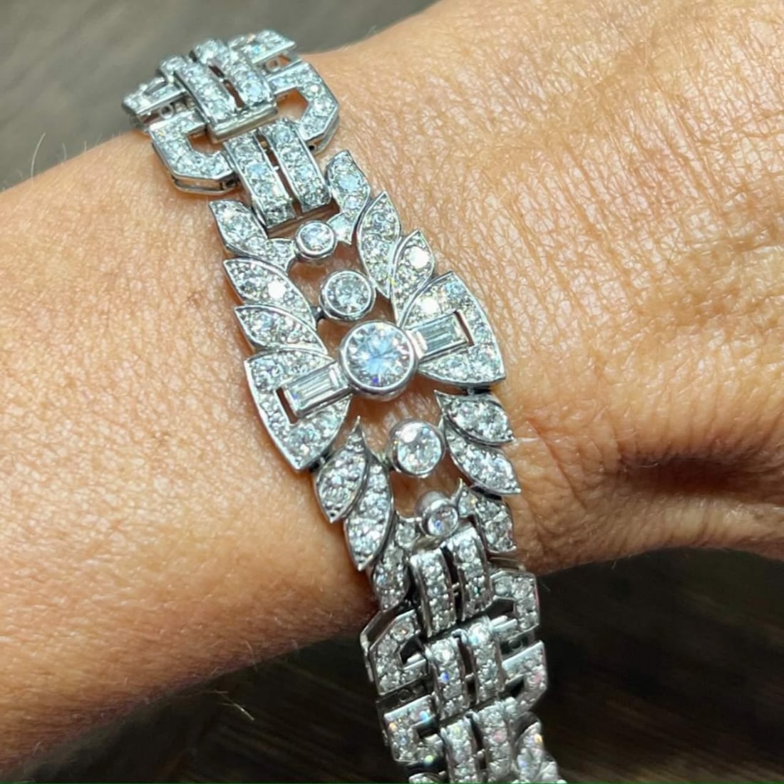 Stunning Art Deco French Platinum Diamond Bracelet 48.4g 16.80 Ct: Stunning Art Deco French Platinum Diamond Bracelet 48.4g 16.80 Ct This exquisite Art Deco French bracelet is crafted from platinum and features a stunning array of diamonds. The piece weighs 48.4 gram