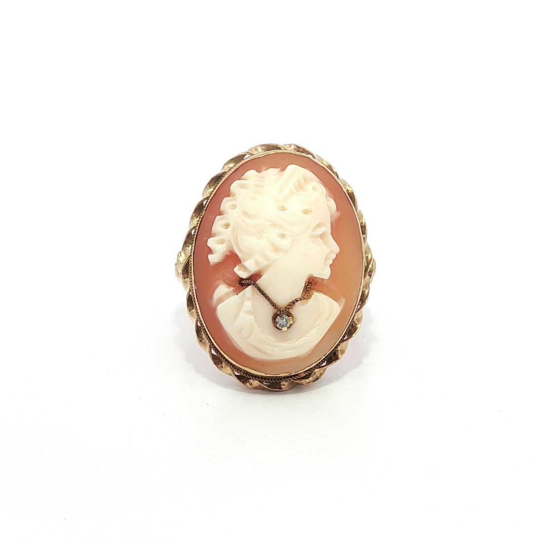 Vintage 14k Yellow Gold Cameo Lady Portrait Ring with Diamond: Vintage 14k Yellow Gold Cameo Lady Portrait Ring with Diamond This exquisite vintage ring features a beautifully carved shell cameo depicting a lady's portrait, elegantly framed in twisted wire. Craft