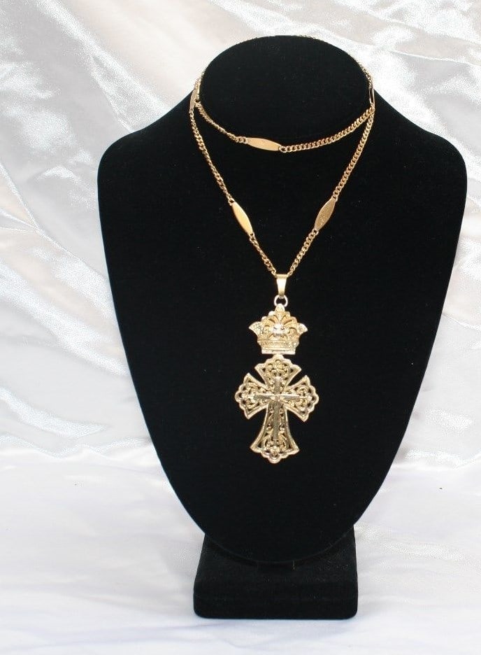 Victorian 19th Century 14K Gold Masonic Cross with 25 Inch Chain: Victorian 19th Century 14K Gold Masonic Cross with 25 Inch Chain This exquisite 19th-century Victorian Masonic gold cross is crafted from 14K gold and comes with a long matching 14K gold chain. Both p