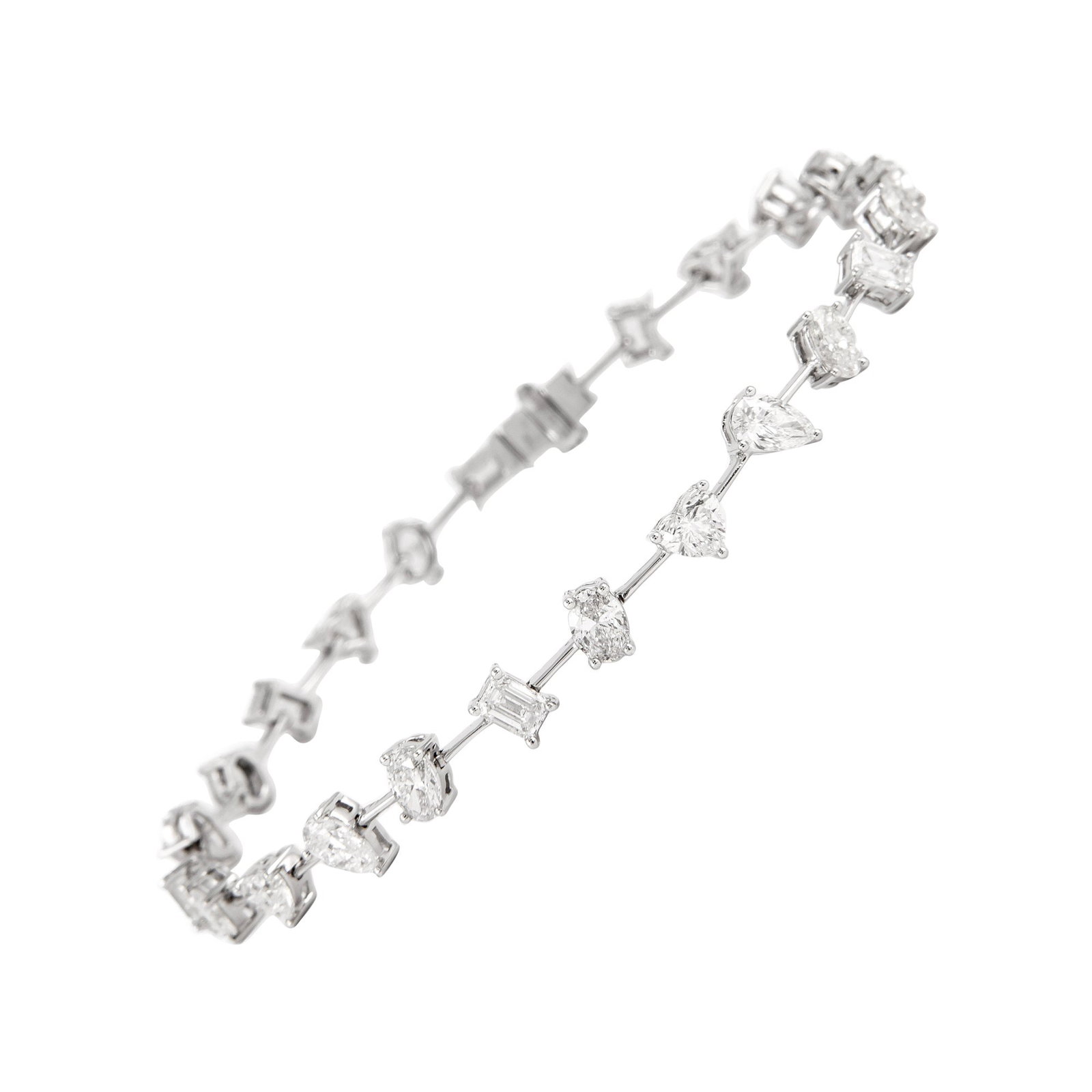 5.21ct Multi Diamond Bracelet 18k White Gold Modern Design: 5.21ct Multi Diamond Bracelet 18k White Gold Modern Design This exquisite multi-diamond bracelet features a stunning total weight of 5.21 carats, crafted from luxurious 18k white gold. The bracelet sh
