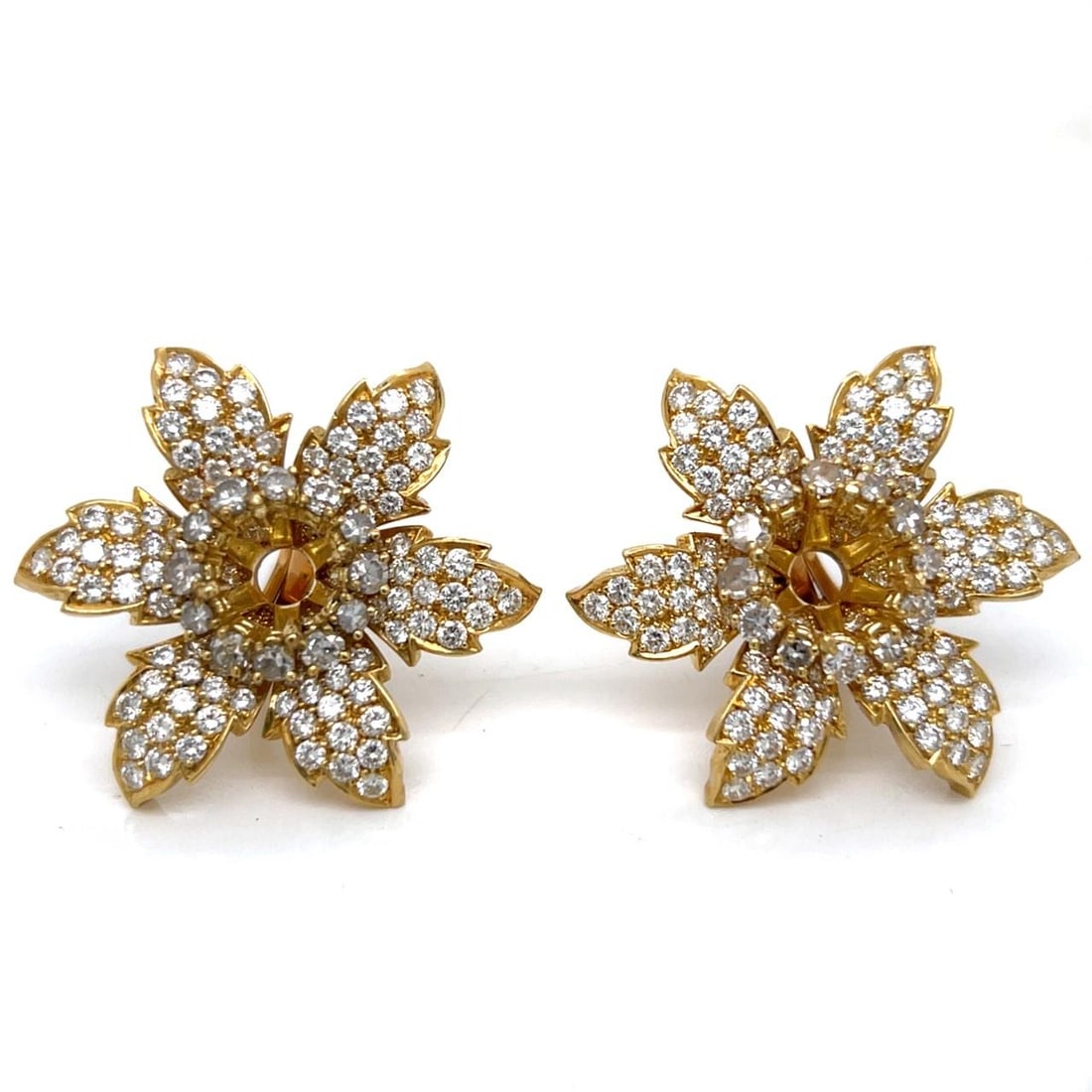 18K Yellow Gold Diamond Flower Earrings 11.00 Ct VVS-VS Clarity: 18K Yellow Gold Diamond Flower Earrings 11.00 Ct VVS-VS Clarity Elegant 18K yellow gold diamond flower earrings featuring a stunning floral design. These earrings showcase a total of 276 diamonds with