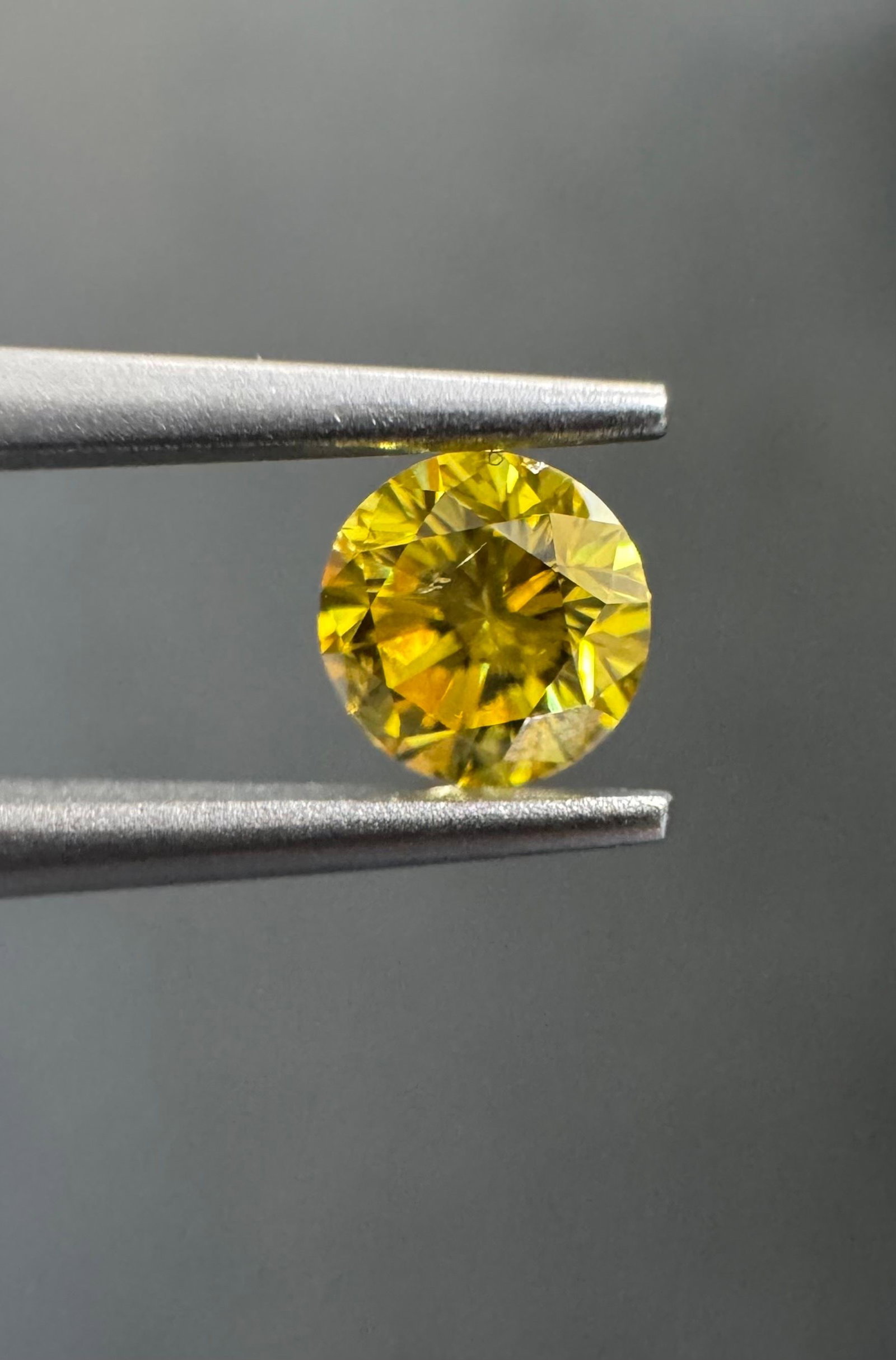 Loose Diamond - ROUND 0.26ct Fancy Vivid Yellow SI2: Loose Diamond - ROUND 0.26ct Fancy Vivid Yellow SI2 Source: Natural Shape: ROUND Carats: 0.26 Color: Fancy Vivid Yellow Certification: GIA The Diamond Depot Guarantee: All items in this auction are gu