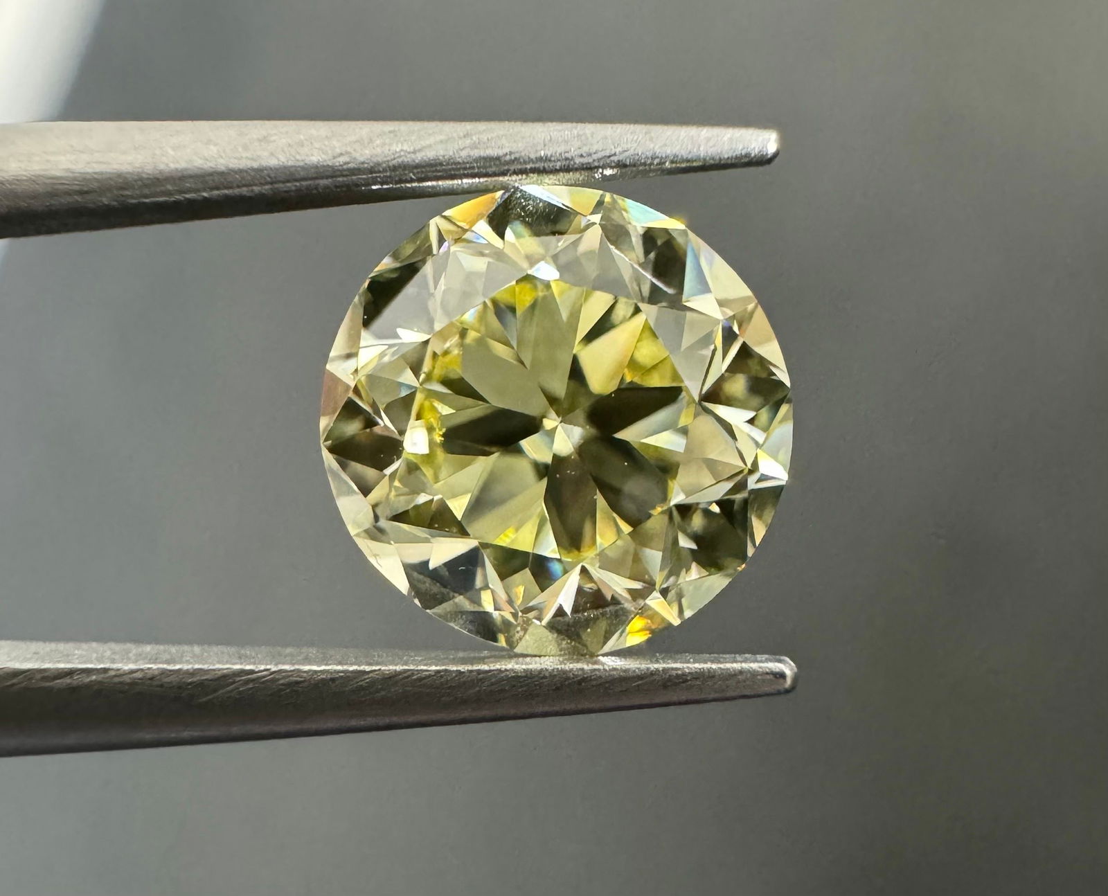 Loose Diamond - ROUND 1.47ct Y-Z VS2: Loose Diamond - ROUND 1.47ct Y-Z VS2 Source: Natural Shape: ROUND Carats: 1.47 Color: Y-Z Certification: GIA Video: