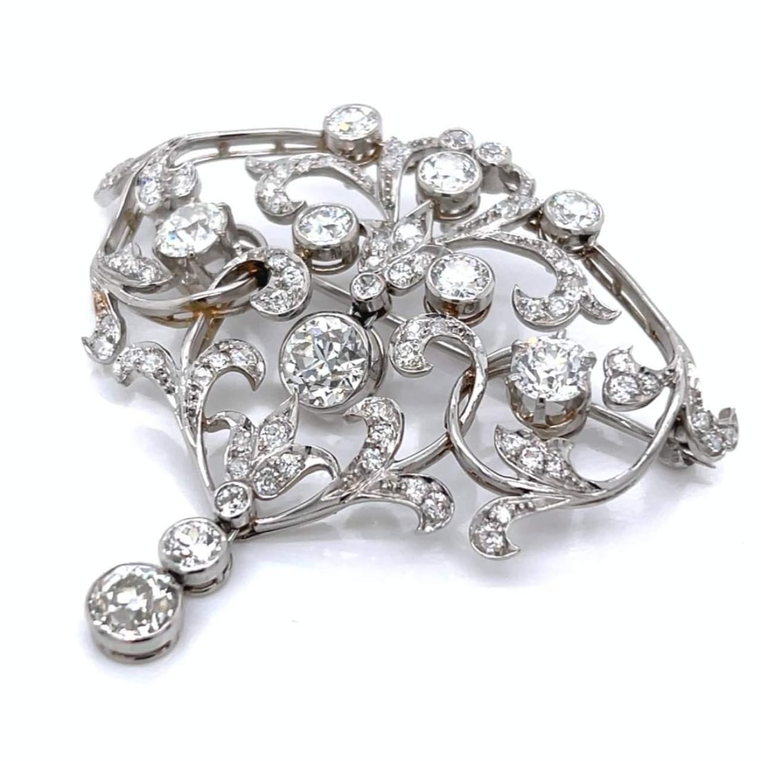 Art Deco Platinum Diamond Brooch 7.80 Ct G-H VVS Clarity: Art Deco Platinum Diamond Brooch 7.80 Ct G-H VVS Clarity Discover a stunning Art Deco Platinum Diamond Brooch featuring a total weight of 7.80 Ct. This exquisite piece includes a central diamond weigh