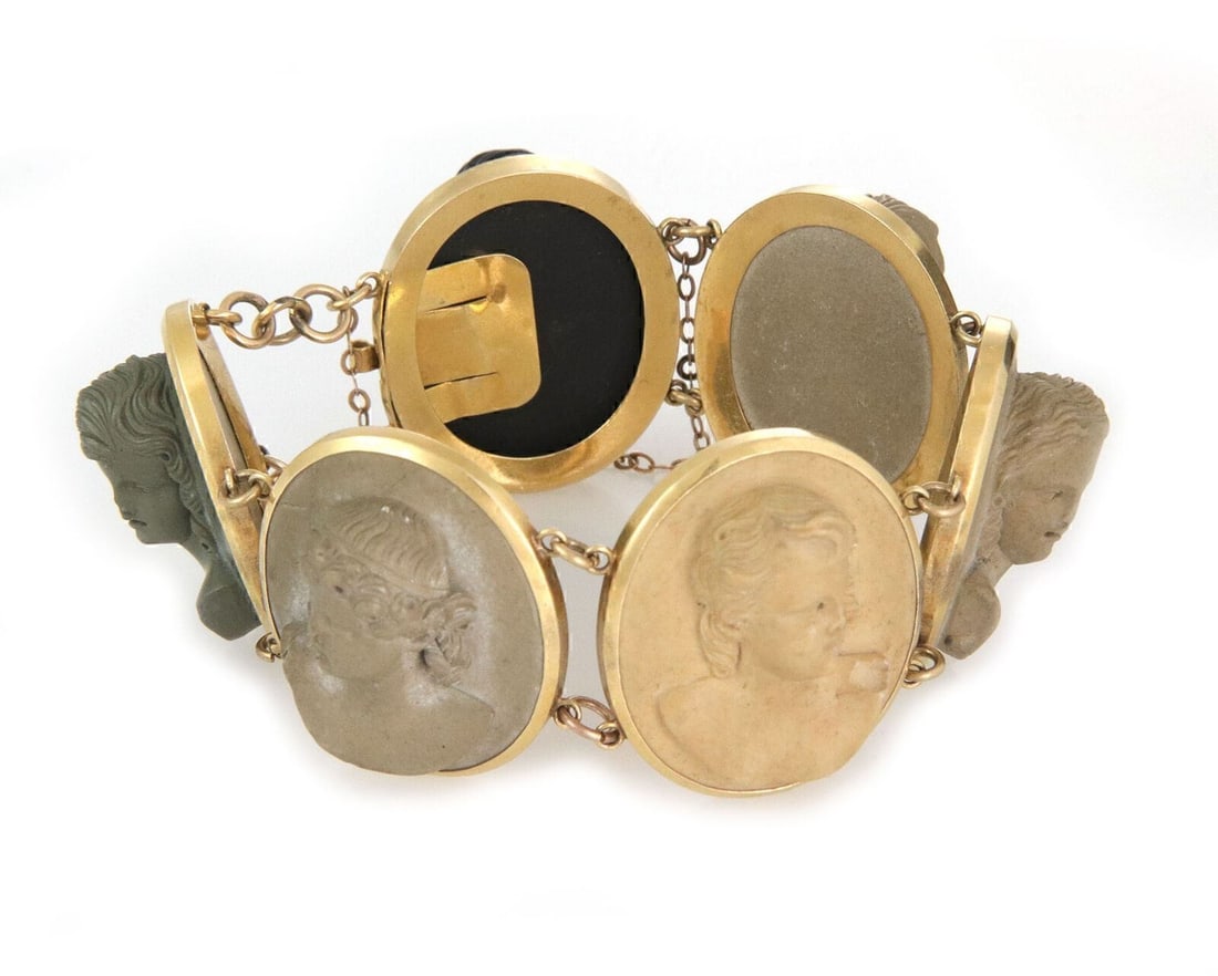 Vintage 18k Gold Link Bracelet With Volcanic Lava Rock Cameo: Vintage 18k Gold Link Bracelet With Volcanic Lava Rock Cameo This vintage link bracelet is crafted from 18k yellow gold and features a volcanic lava rock cameo, offering a striking and natural eleganc