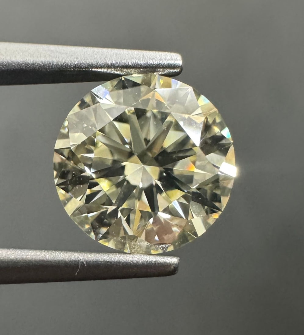 Loose Diamond - ROUND 1.01ct S-T VVS2: Loose Diamond - ROUND 1.01ct S-T VVS2 Source: Natural Shape: ROUND Carats: 1.01 Color: S-T Certification: GIA The Diamond Depot Guarantee: All items in this auction are guaranteed to be 100% authentic