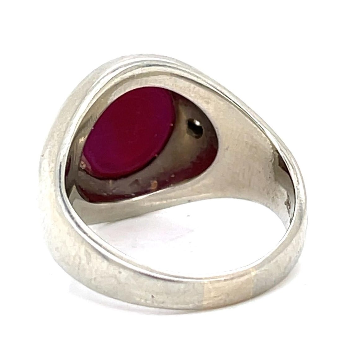 1960's 18K White Gold Star Ruby Diamond Ring 7.00 Ct: 1960's 18K White Gold Star Ruby Diamond Ring 7.00 Ct This stunning 1960's ring is crafted from 18K white gold and features a captivating star ruby complemented by two sparkling European-cut diamonds.