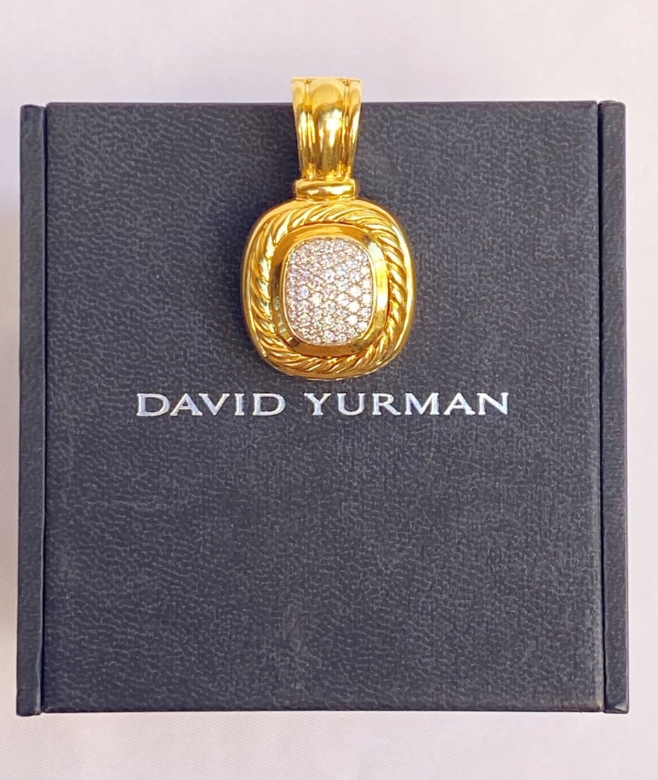 David Yurman 18K Yellow Gold Heart Diamond Pendant 1.15 ct: David Yurman 18K Yellow Gold Heart Diamond Pendant 1.15 ct This exquisite David Yurman pendant is crafted from 18K yellow gold and adorned with stunning diamonds. Featuring a heart-shaped main stone,