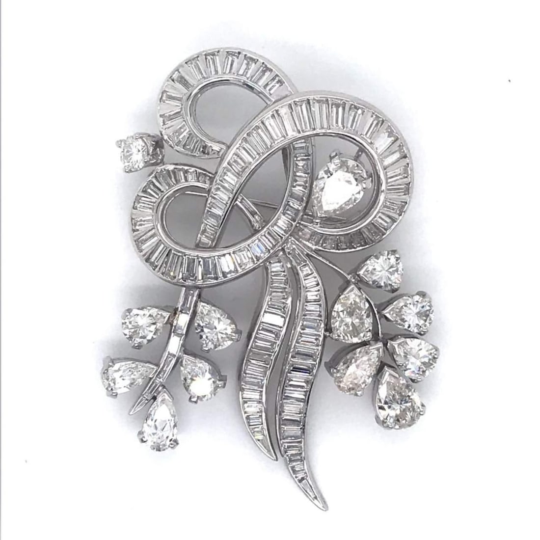 Exquisite 12.25 Ct Art Deco Diamond Pin in Platinum: Exquisite 12.25 Ct Art Deco Diamond Pin in Platinum This stunning Art Deco diamond pin features a total of 12.25 carats, expertly crafted with 13 pear-shaped diamonds weighing approximately 6.25 carat