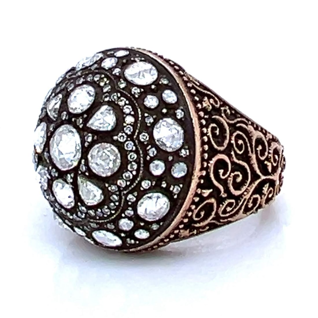 18K Gold Silver Rose-Cut Diamond Ring 2.50 Ct VVS-VS: 18K Gold Silver Rose-Cut Diamond Ring 2.50 Ct VVS-VS This exquisite ring features a stunning combination of 18K gold and silver, showcasing approximately 2.50 carats of captivating rose-cut diamonds.