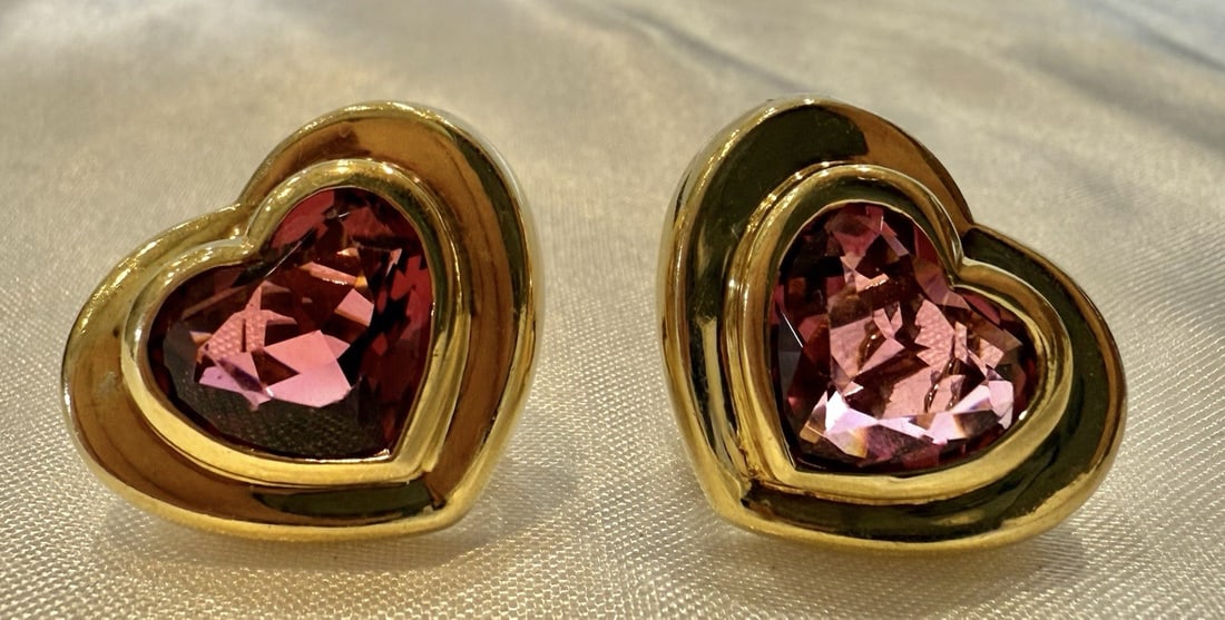 Poiray 18K Gold Huggie Earrings with Tourmaline 5.50ct: Poiray 18K Gold Huggie Earrings with Tourmaline 5.50ct Discover the elegance of these exquisite French earrings by Poiray, crafted from 18K yellow gold. These huggie stud earrings feature stunning hea