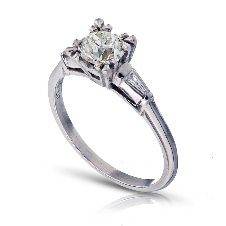 Vintage Platinum Solitaire Ring 0.90ct Old European Cut J-K VS: Vintage Platinum Solitaire Ring 0.90ct Old European Cut J-K VS This exquisite pre-owned ring features an approximate 0.90 carat Old European Cut diamond with a J-K color and VS clarity, set in a luxur