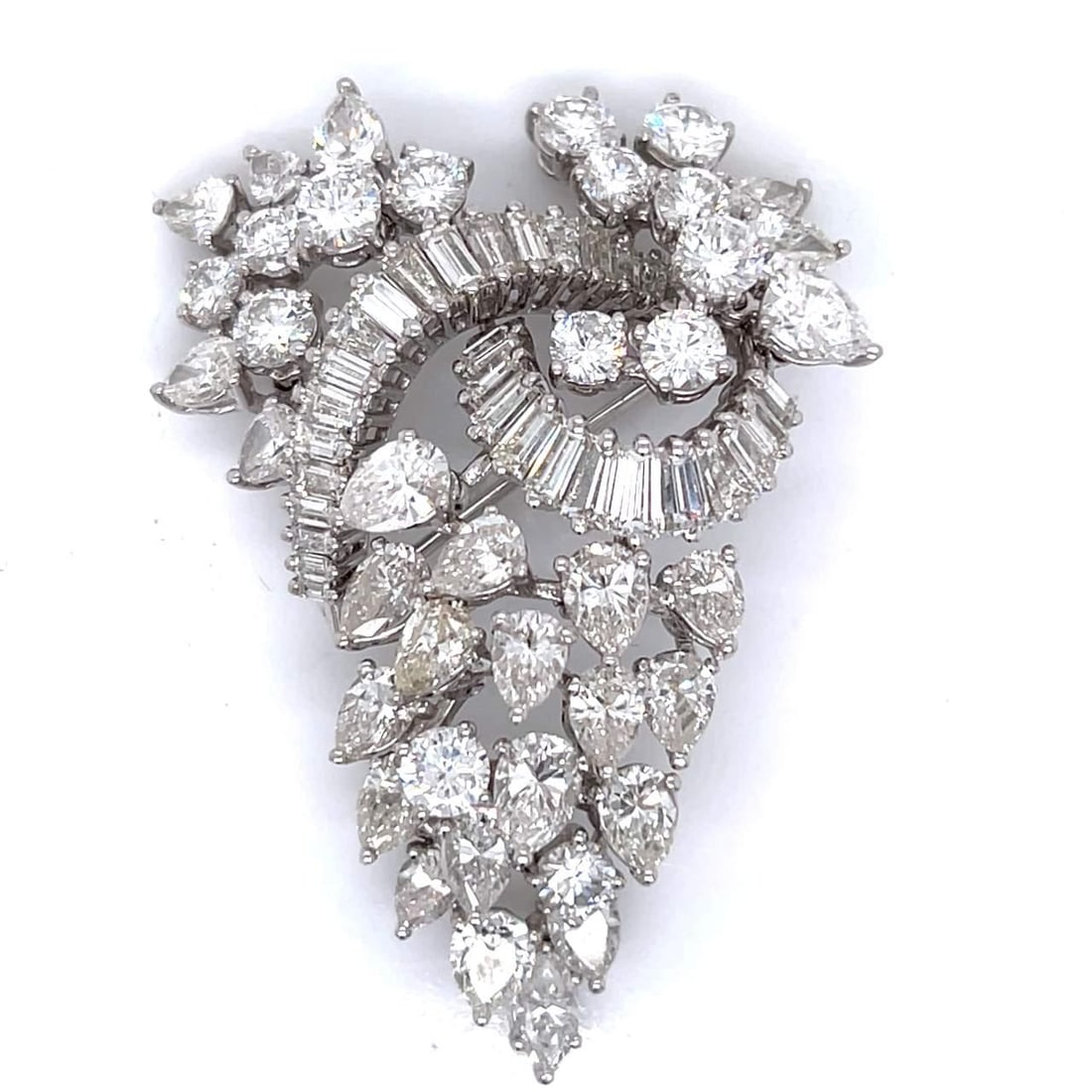1950's Platinum Diamond Brooch 19.00 Ct G-I VVS-VS 2.25 inches: 1950's Platinum Diamond Brooch 19.00 Ct G-I VVS-VS 2.25 inches This exquisite 1950's Platinum Diamond Brooch showcases a stunning total diamond weight of 19.00 ct, featuring 40 diamonds weighing appro