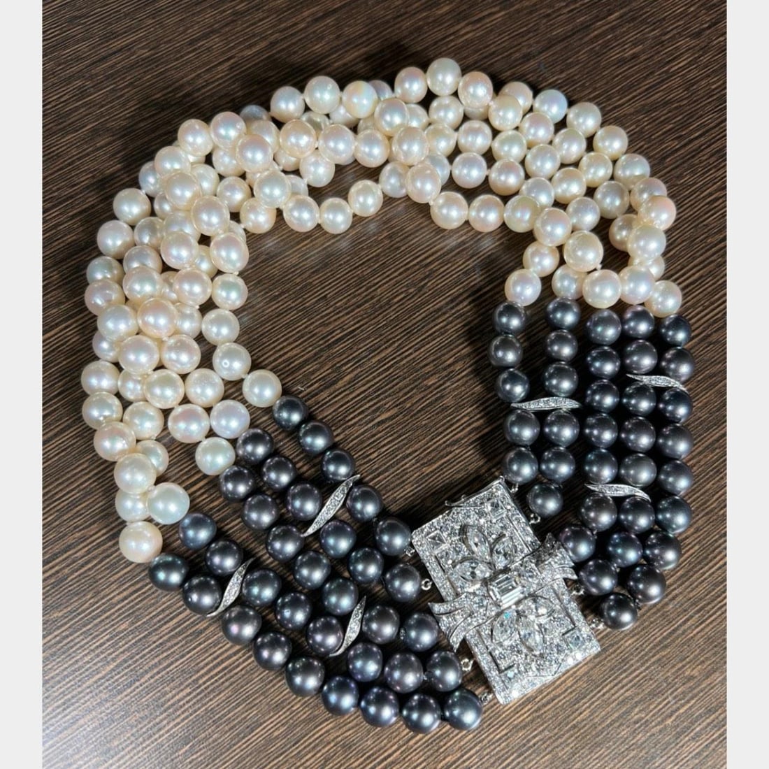 Art Deco Platinum 14K Gold Pearl Diamond Necklace 8.25 Ct: Art Deco Platinum 14K Gold Pearl Diamond Necklace 8.25 Ct This exquisite Art Deco necklace features a stunning combination of cultured black and white pearls, beautifully complemented by 121 diamonds.