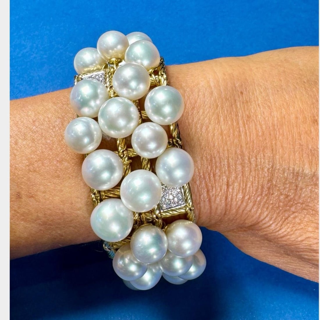 David Yurman 18K Gold South Sea Pearl Diamond Bracelet 127.4g: David Yurman 18K Gold South Sea Pearl Diamond Bracelet 127.4g This exquisite David Yurman bracelet features 18K yellow gold, adorned with 28 stunning South Sea pearls that measure between 11.8mm and 1