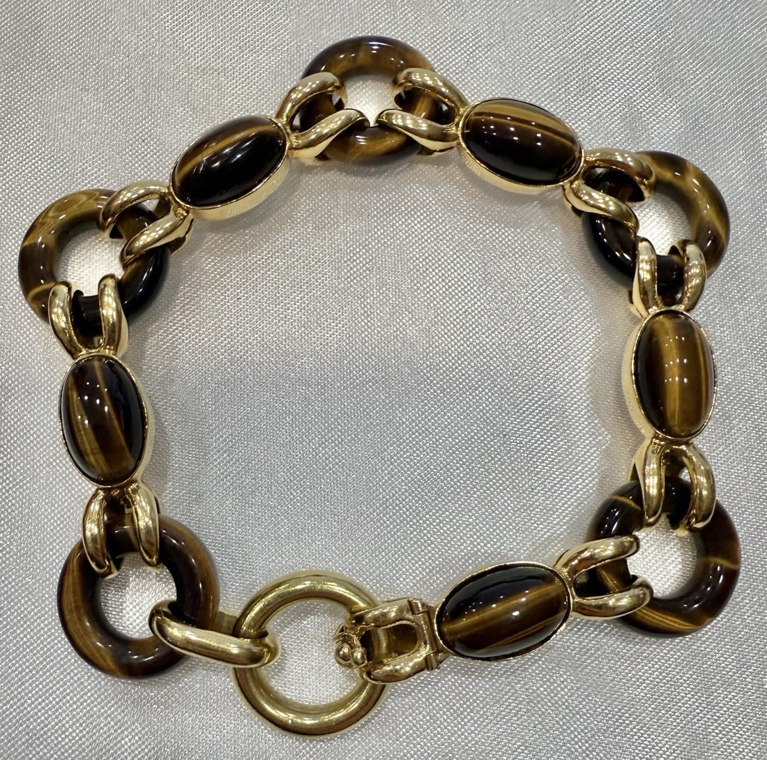 French 18K Gold Tiger's Eye Quartz Bracelet 7.75x0.625: French 18K Gold Tiger's Eye Quartz Bracelet 7.75x0.625 Discover the elegance of this exquisite French bracelet crafted from 18k yellow gold, featuring a stunning tiger's eye quartz. With its intricate