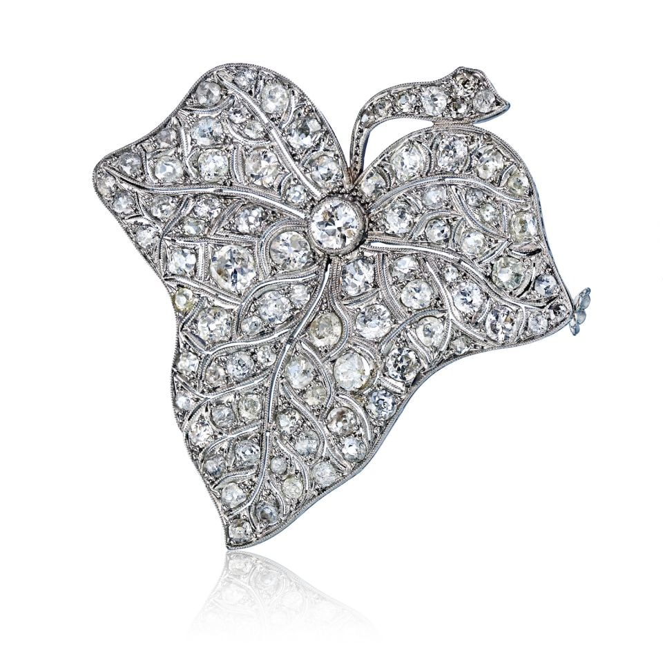 Stunning Art Deco Platinum Leaf Brooch with 12 Carats Diamonds: Stunning Art Deco Platinum Leaf Brooch with 12 Carats Diamonds This exquisite Art Deco Platinum Leaf Brooch showcases a stunning design, embodying the elegance of the era. Crafted from high-quality pl