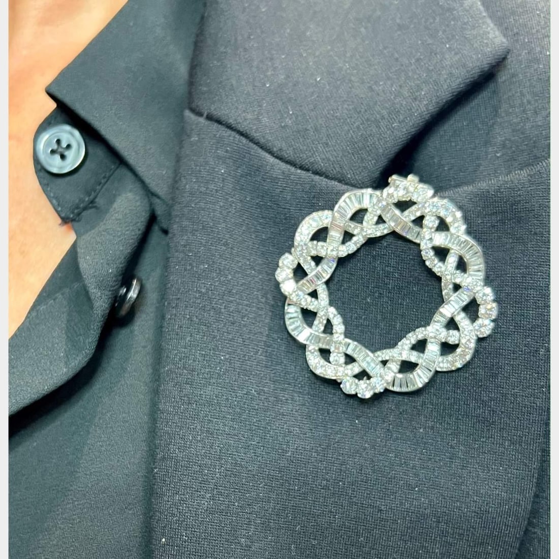 Art Deco Platinum Brooch with 116 Diamonds 9.00 Ct: Art Deco Platinum Brooch with 116 Diamonds 9.00 Ct This exquisite Art Deco brooch showcases a sophisticated design crafted in platinum. It features a stunning array of 116 brilliant-cut diamonds total