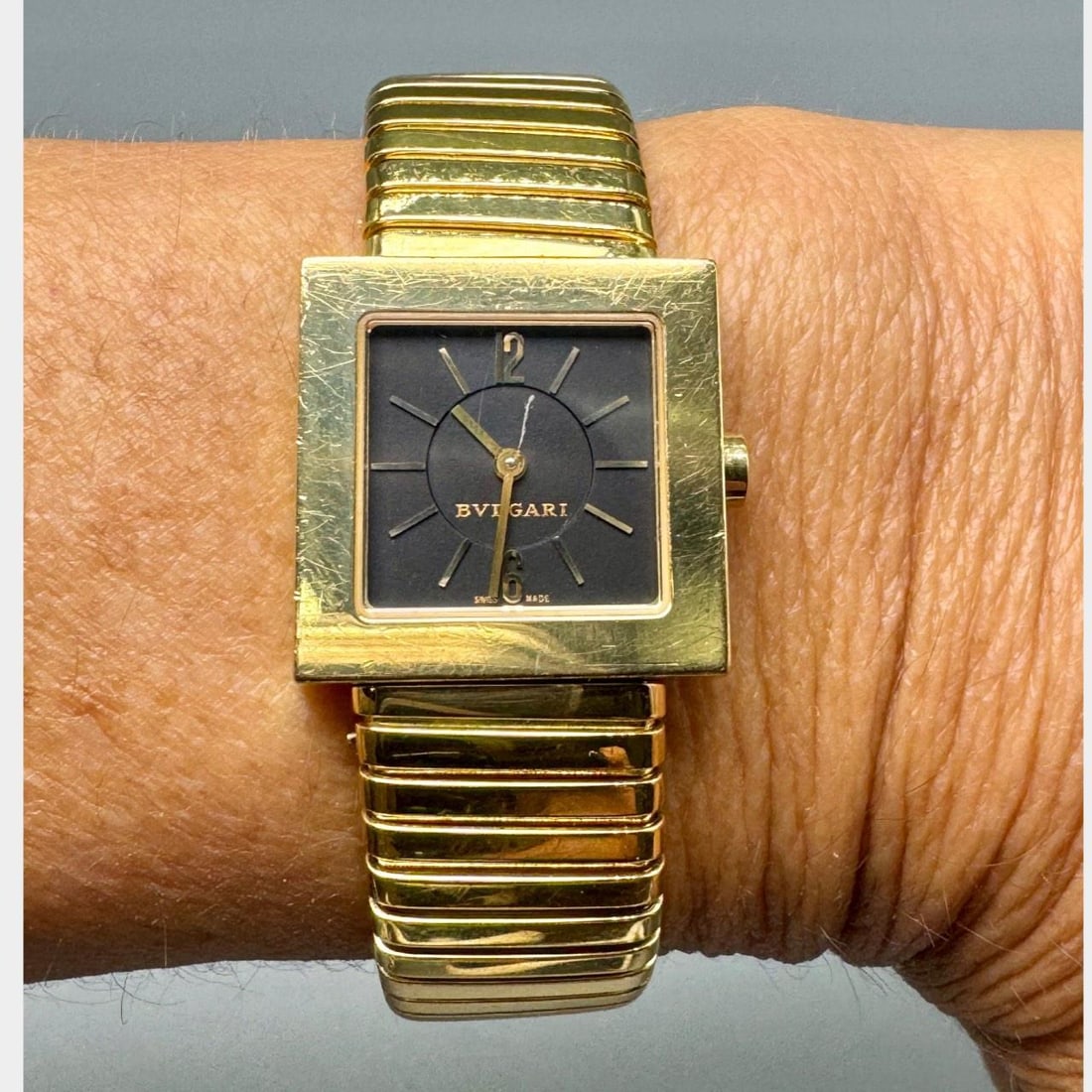 18K Yellow Gold Quadrato Quartz Watch by BVLGARI 22mm Case: 18K Yellow Gold Quadrato Quartz Watch by BVLGARI 22mm Case This BVLGARI Quadrato watch features an 18K yellow gold case with a 22mm diameter and is equipped with a quartz movement. The watch weighs 82
