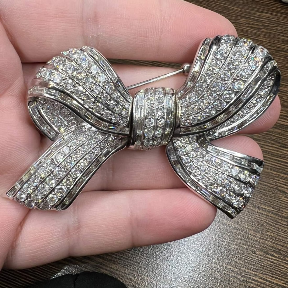 Elegant 18K White Gold Diamond Ribbon Brooch 253 Diamonds 3 Inches: Elegant 18K White Gold Diamond Ribbon Brooch 253 Diamonds 3 Inches Presenting a stunning 18K White Gold Diamond Ribbon Brooch, a perfect blend of elegance and sophistication. This exquisite piece weig