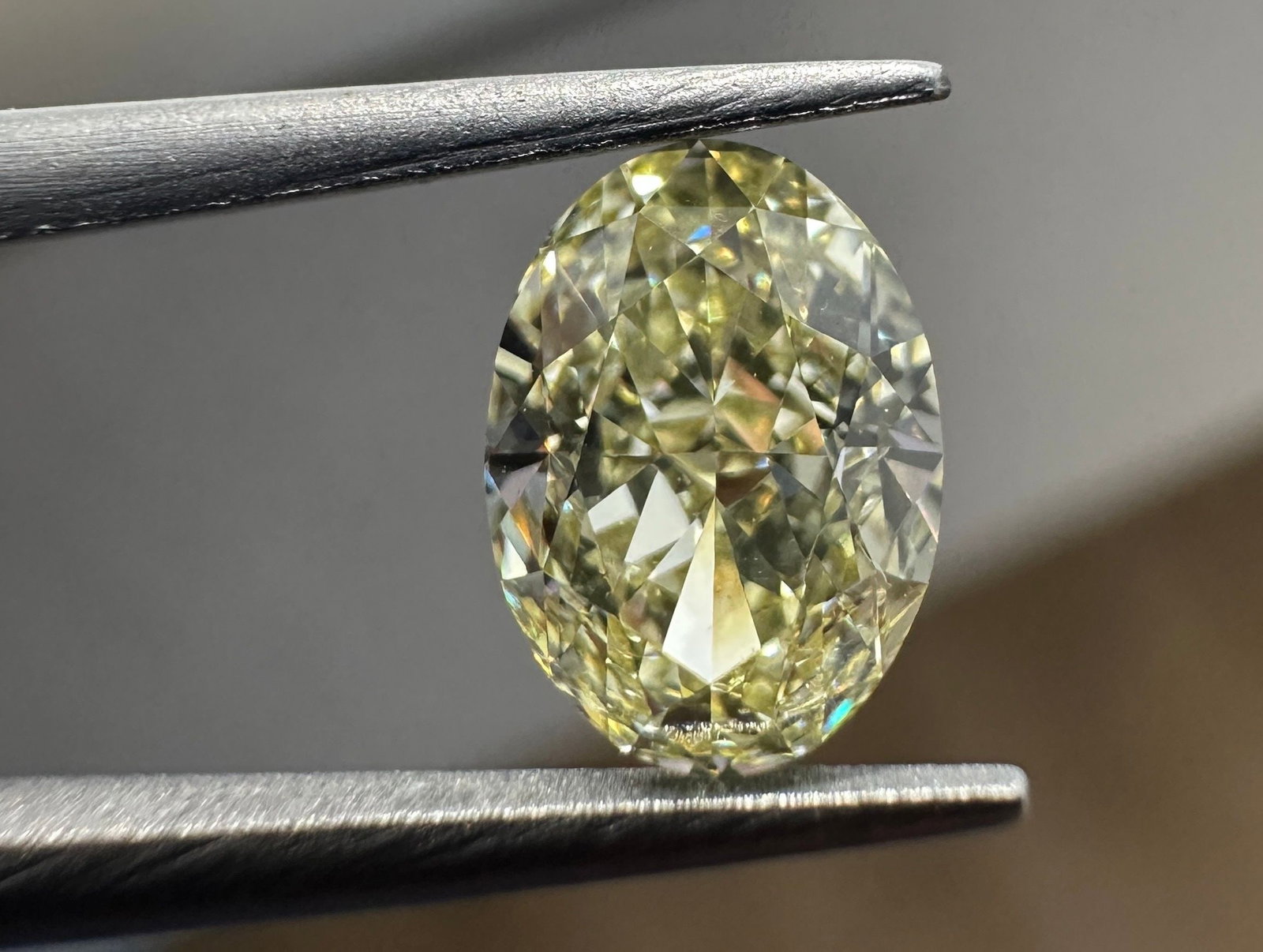 Loose Diamond - OVAL 1.01ct Fancy Light Yellow VVS2: Loose Diamond - OVAL 1.01ct Fancy Light Yellow VVS2 Source: Natural Shape: OVAL Carats: 1.01 Color: Fancy Light Yellow Certification: GIA Video: