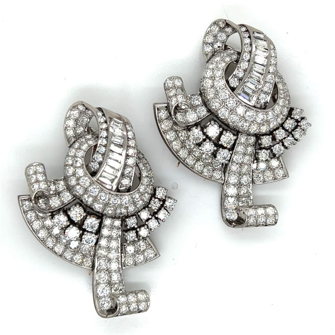 Art Deco Platinum Diamond Brooches 19.20 Ct F-G VVS1-VS2 Pair: Art Deco Platinum Diamond Brooches 19.20 Ct F-G VVS1-VS2 Pair This exquisite pair of Art Deco brooches showcases the elegance of the era, crafted in luxurious platinum. Each brooch is adorned with 248