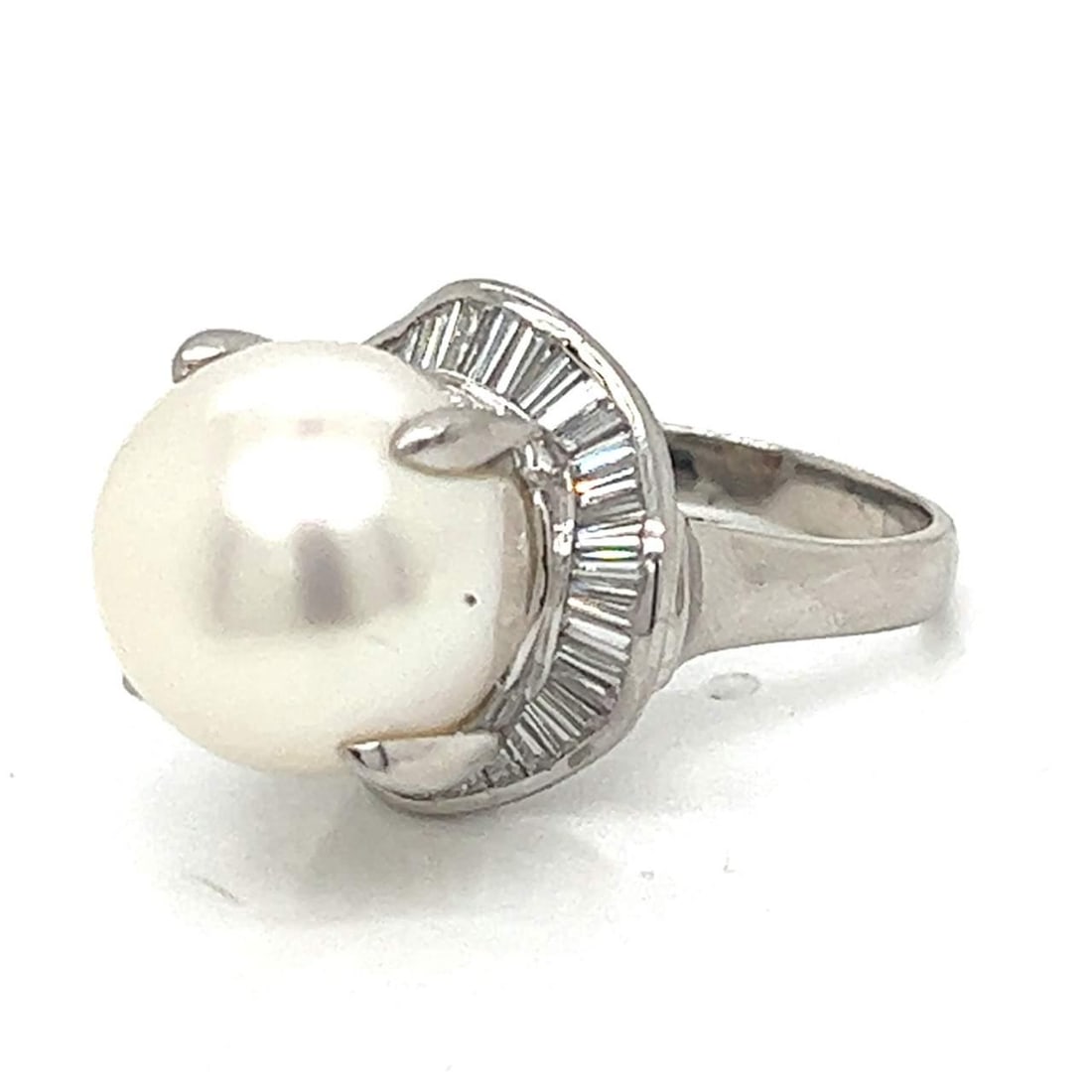 Elegant Platinum Diamond Ring with 14.25mm South Sea Pearl: Elegant Platinum Diamond Ring with 14.25mm South Sea Pearl This exquisite Platinum Diamond and South Sea Pearl Ring features a stunning 14.25mm South Sea Pearl, complemented by approximately 1.70 cara