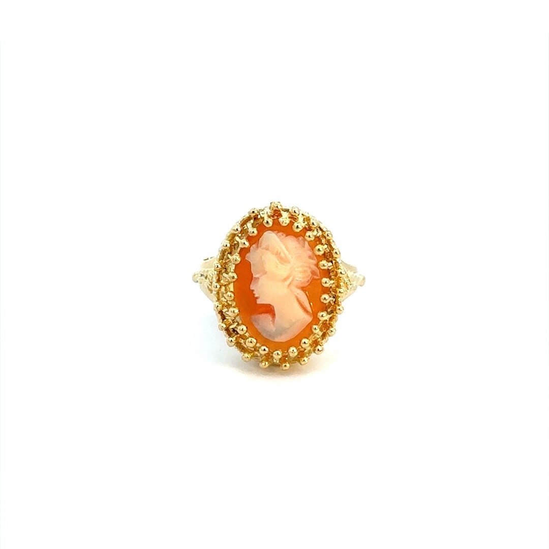 Vintage 18k Yellow Gold Oval Carved Shell Cameo Ring: Vintage 18k Yellow Gold Oval Carved Shell Cameo Ring This exquisite vintage ring features an 18k yellow gold setting adorned with a stunning oval carved shell cameo. The delicate carving showcases whi