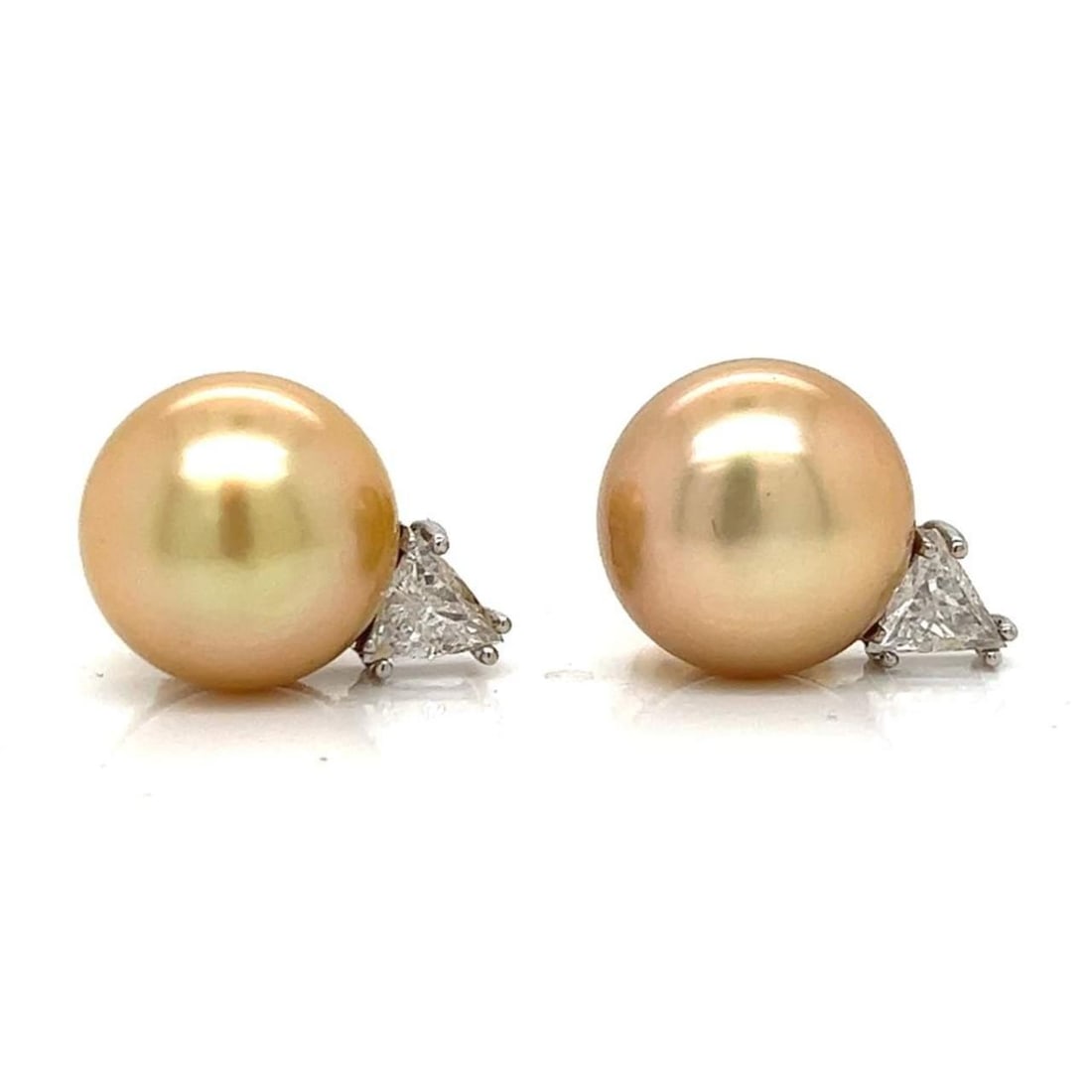 18K Yellow Gold South Sea Pearl Diamond Earrings 0.80 Ct: 18K Yellow Gold South Sea Pearl Diamond Earrings 0.80 Ct These stunning earrings feature exquisite 18K yellow gold craftsmanship, adorned with two luxurious South Sea pearls and sparkling diamonds. Th