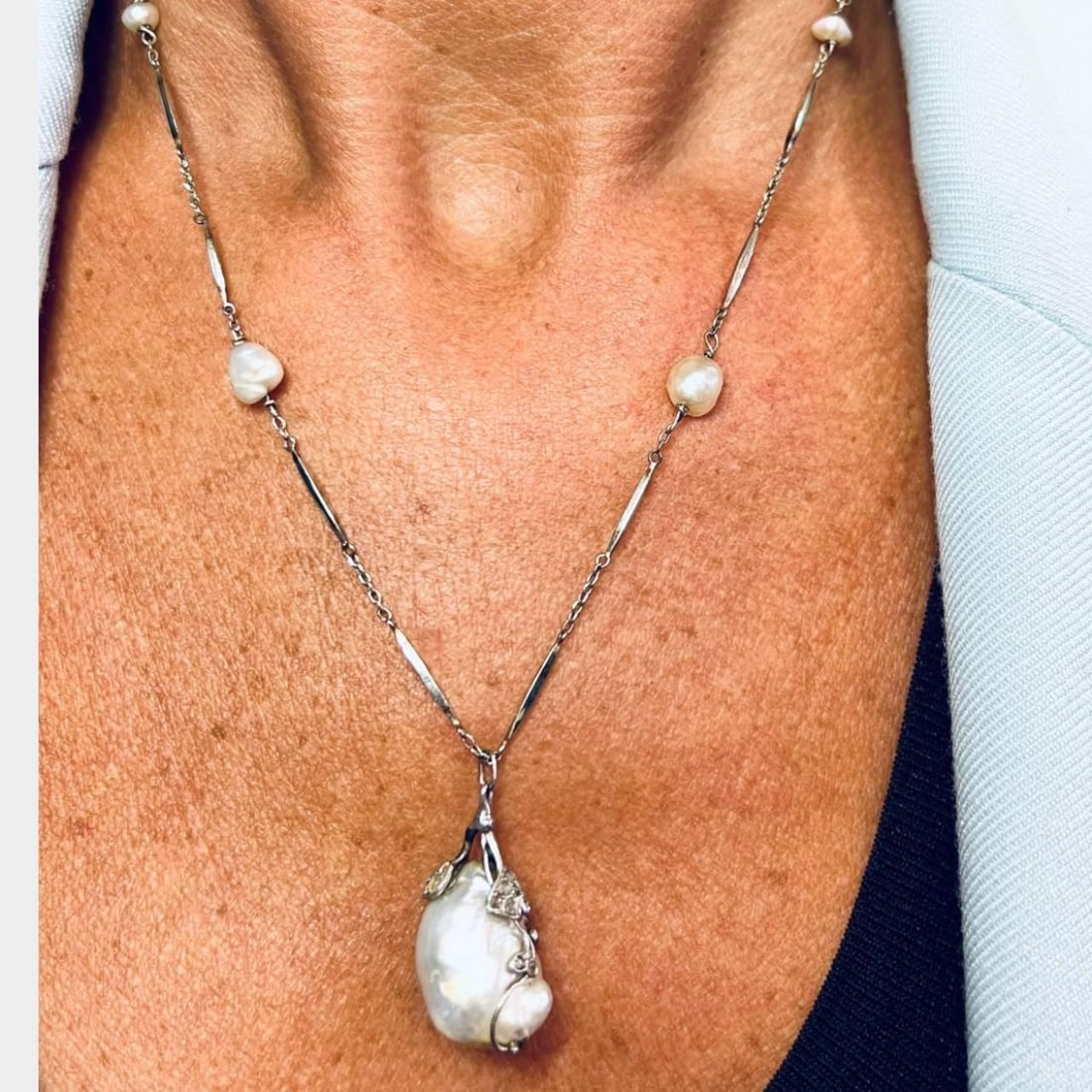 Antique French 18K 14K Gold Necklace with 7 Natural Pearls: Antique French 18K 14K Gold Necklace with 7 Natural Pearls Discover the timeless elegance of this Antique French Necklace, crafted from a luxurious combination of 18K and 14K gold. This exquisite piec