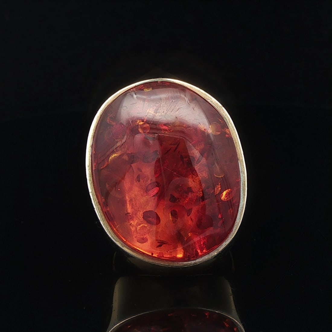 Vintage Sterling Silver Vermeil Amber Cabochon Solitaire Ring: Vintage Sterling Silver Vermeil Amber Cabochon Solitaire Ring This exquisite vintage ring features a striking natural amber stone, expertly cut in an oval cabochon shape and set in a sleek bezel. The