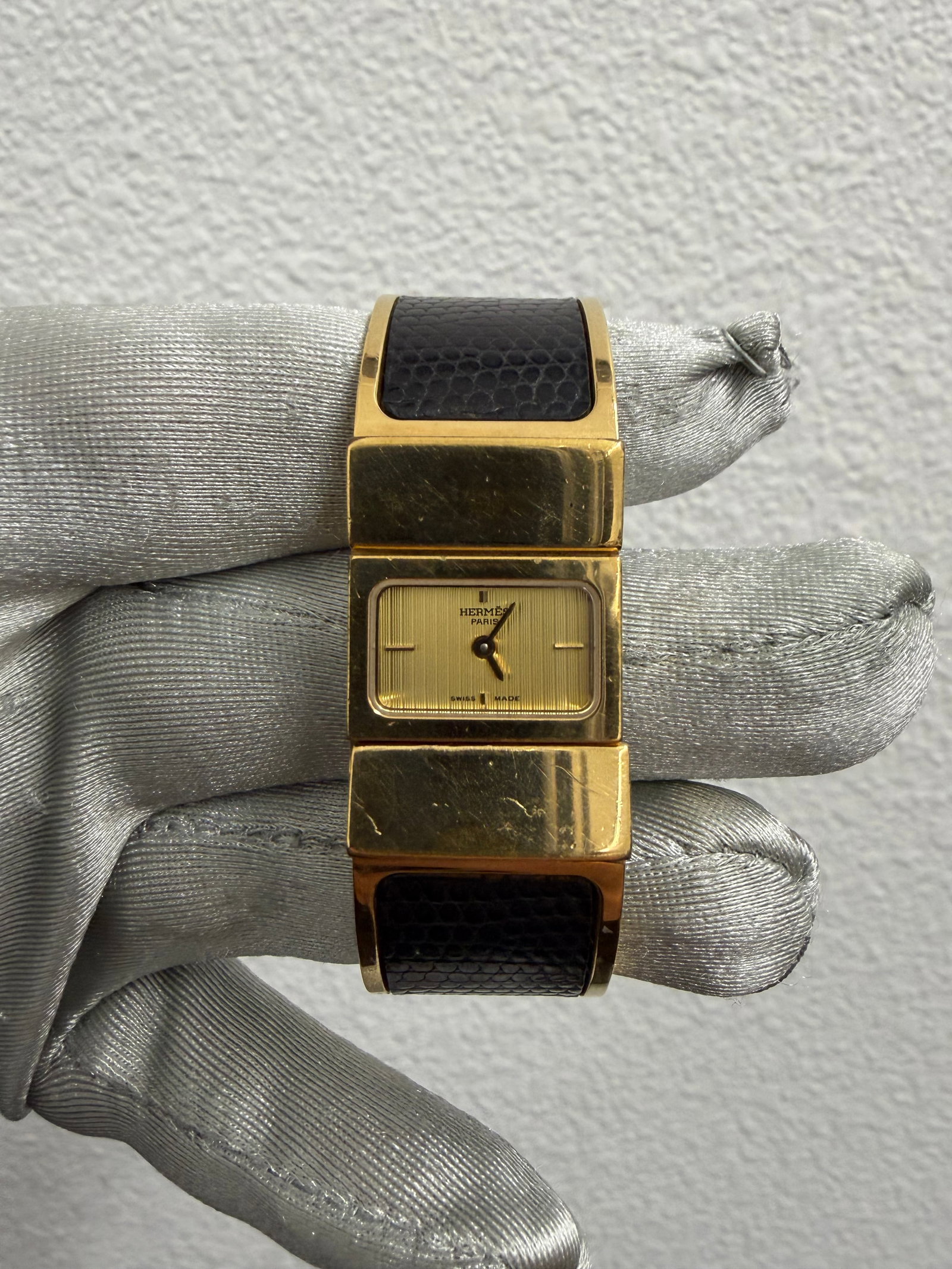 Ladies watch with gold dial Hermes reference LO1.201 on band bracelet: Ladies watch with gold dial Hermes reference LO1.201 on band bracelet This ladies' Hermes watch features a gold dial and comes with a band-style bracelet. The timepiece is identified by reference numb