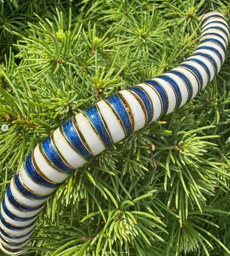 Vintage 18K Yellow Gold Enamel Snake Link Bracelet 6.75in: Vintage 18K Yellow Gold Enamel Snake Link Bracelet 6.75in This stunning Vintage 18k Yellow Gold Alternated Blue & White Enamel Domed Snake Link Bracelet features a unique chain style that beautifully