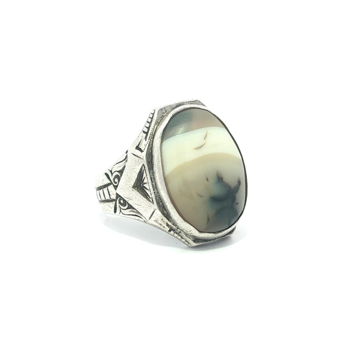 Sterling Silver Band Ring with Gray Banded Moss Agate Size 7: Sterling Silver Band Ring with Gray Banded Moss Agate Size 7 This antique Ostby Barton ring features a natural moss agate cabochon with cream and gray color bands, set in .925 sterling silver. The ova