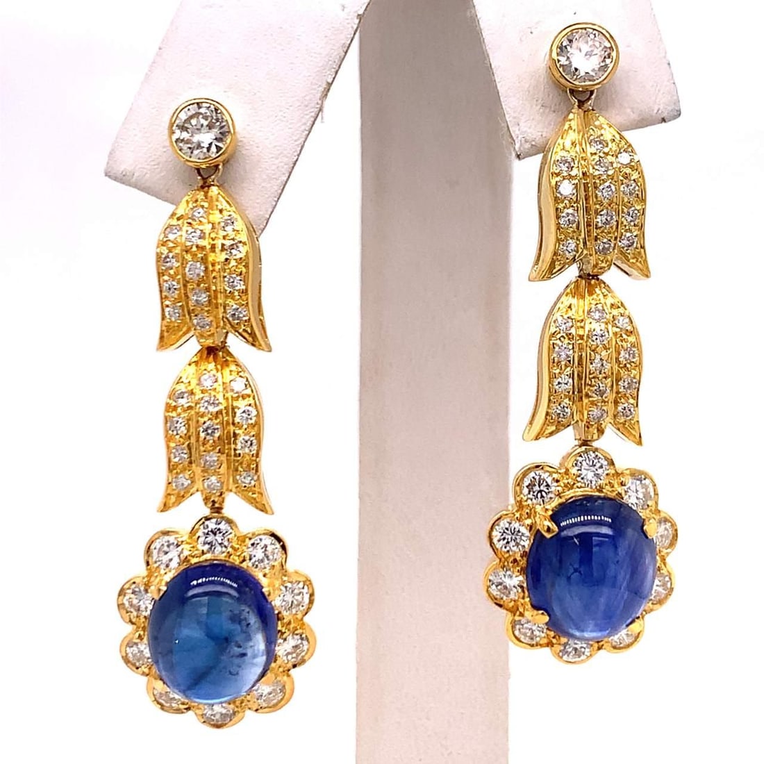18K Yellow Gold Diamond Sapphire Chandelier Earrings 3.75 Ct: 18K Yellow Gold Diamond Sapphire Chandelier Earrings 3.75 Ct These exquisite Diamond and Sapphire Chandelier Earrings feature a stunning combination of brilliance and elegance. Crafted in 18K Yellow G